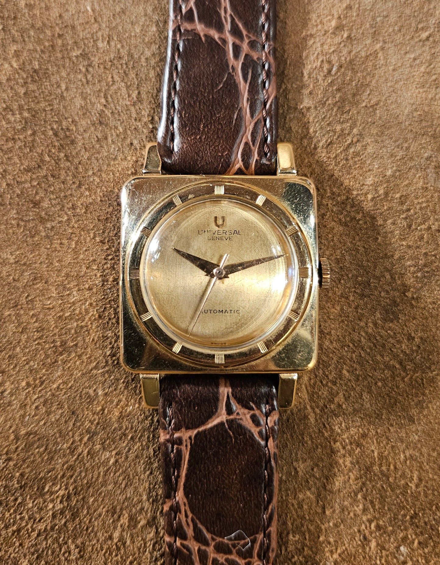 Universal Geneve 10359 square case 18kt Pink Gold watch from the 1960s